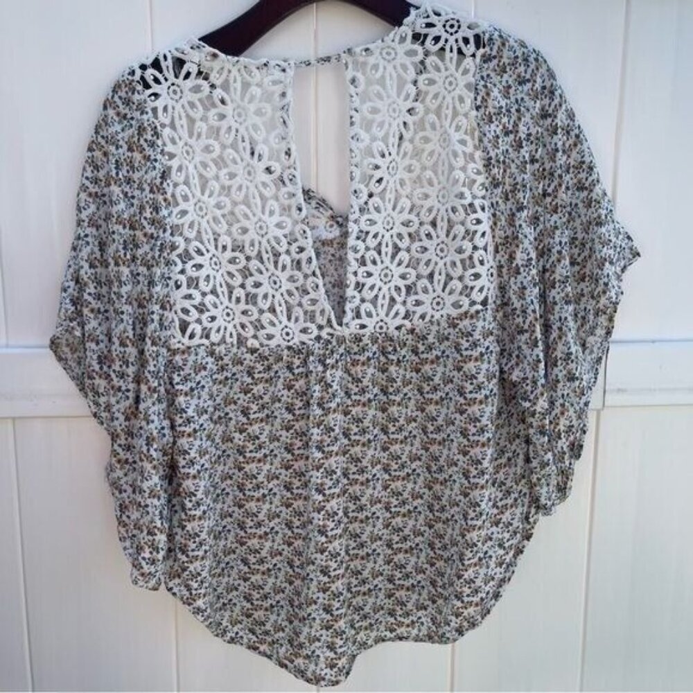 Floral Blouse with Crochet Details at Neckline Loose Fit Comfortable Size S - Picture 8 of 13